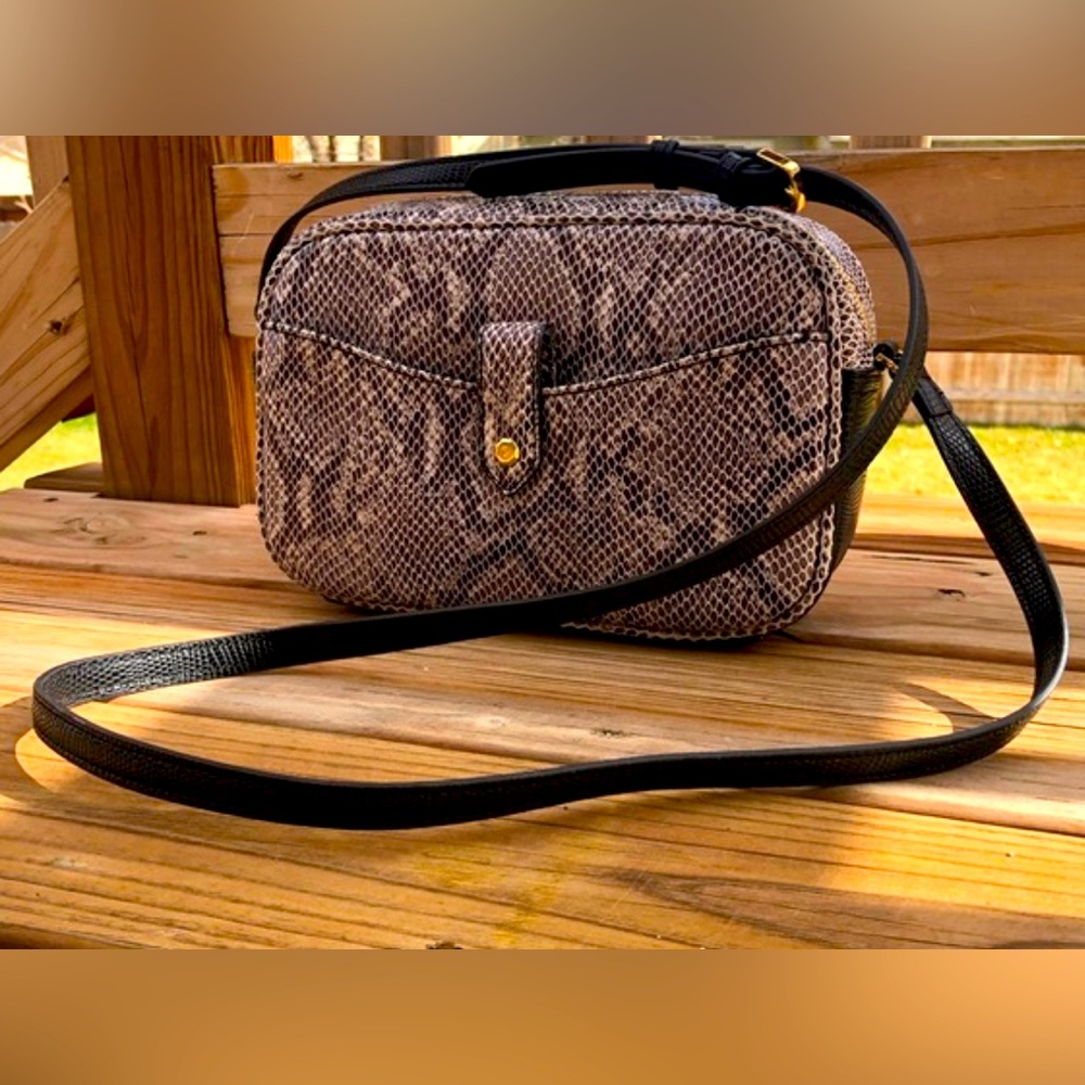 G.I.L.I. Black and white leather snakeskin embossed crossbody purse! Like New .
